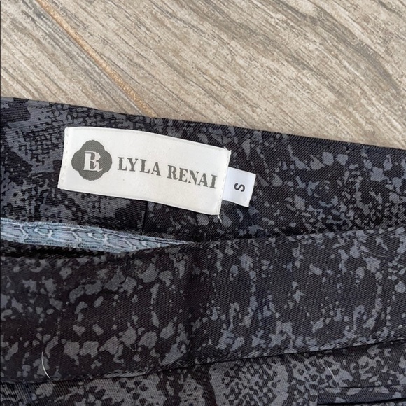 Lyla Renai Alligator Print Golf Pants, Size S - Picture 5 of 9